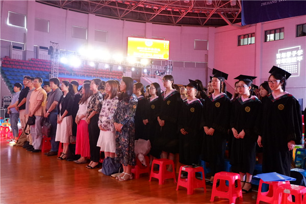 7 公司员工和老师唱国歌.jpg