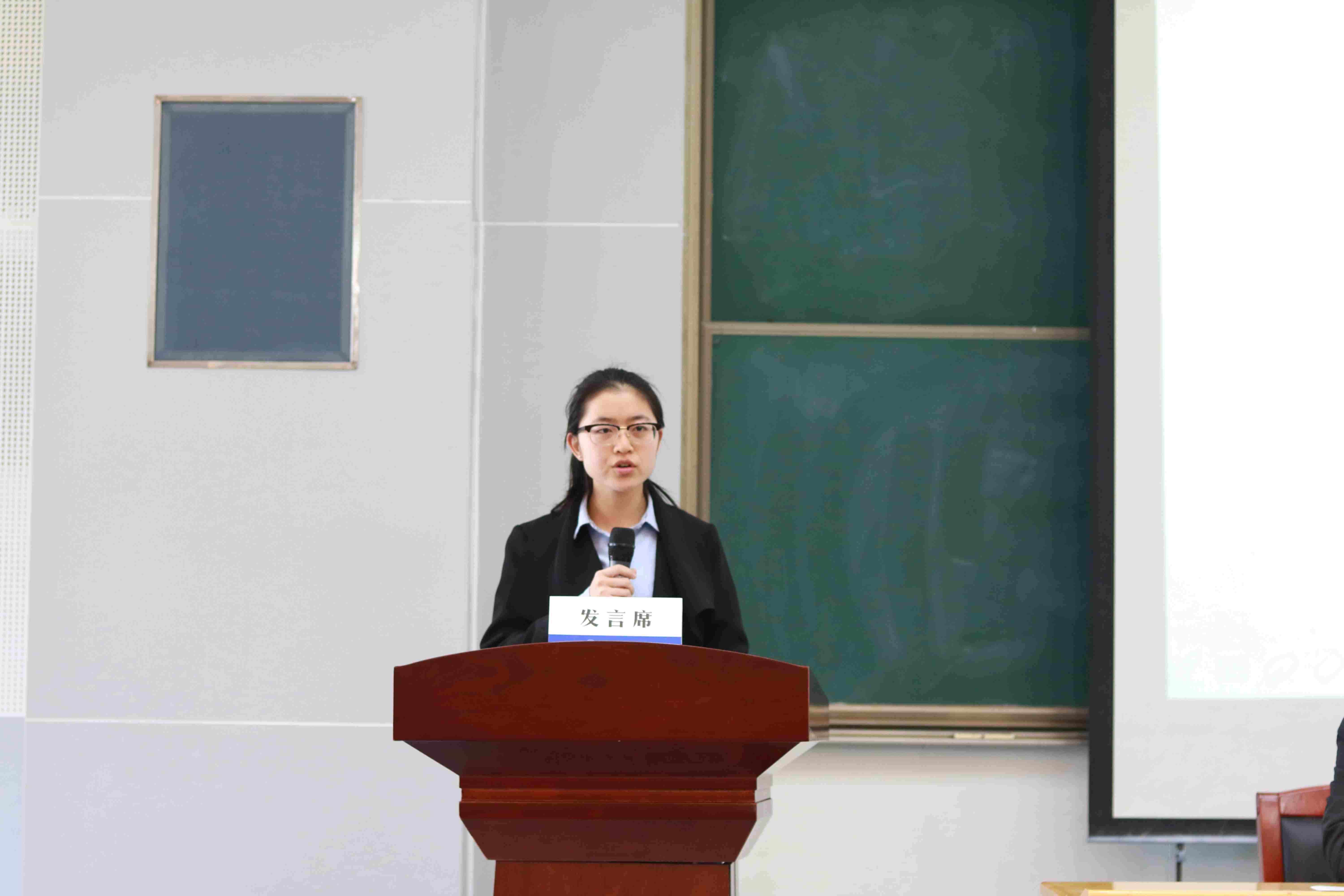 5员工会主席宣读倡议书.JPG