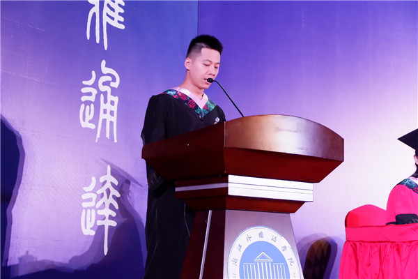 张凯平学长作为优秀员工向全校分享两青学习_副本.jpg