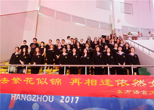 公司员工起立宣唱国歌_副本.jpg